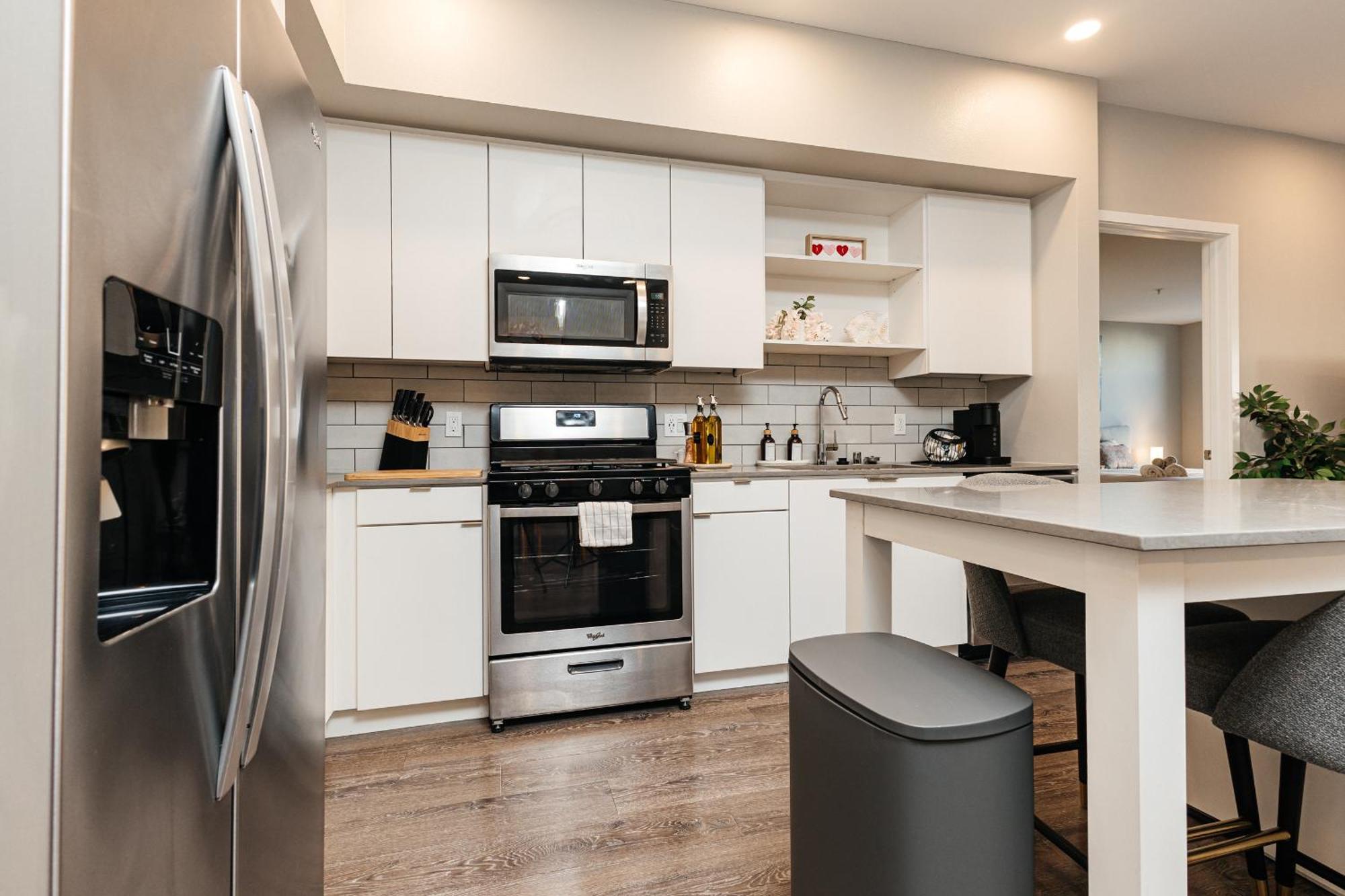 Stylish Cozy With Pool And Gym In Weho Apartamento